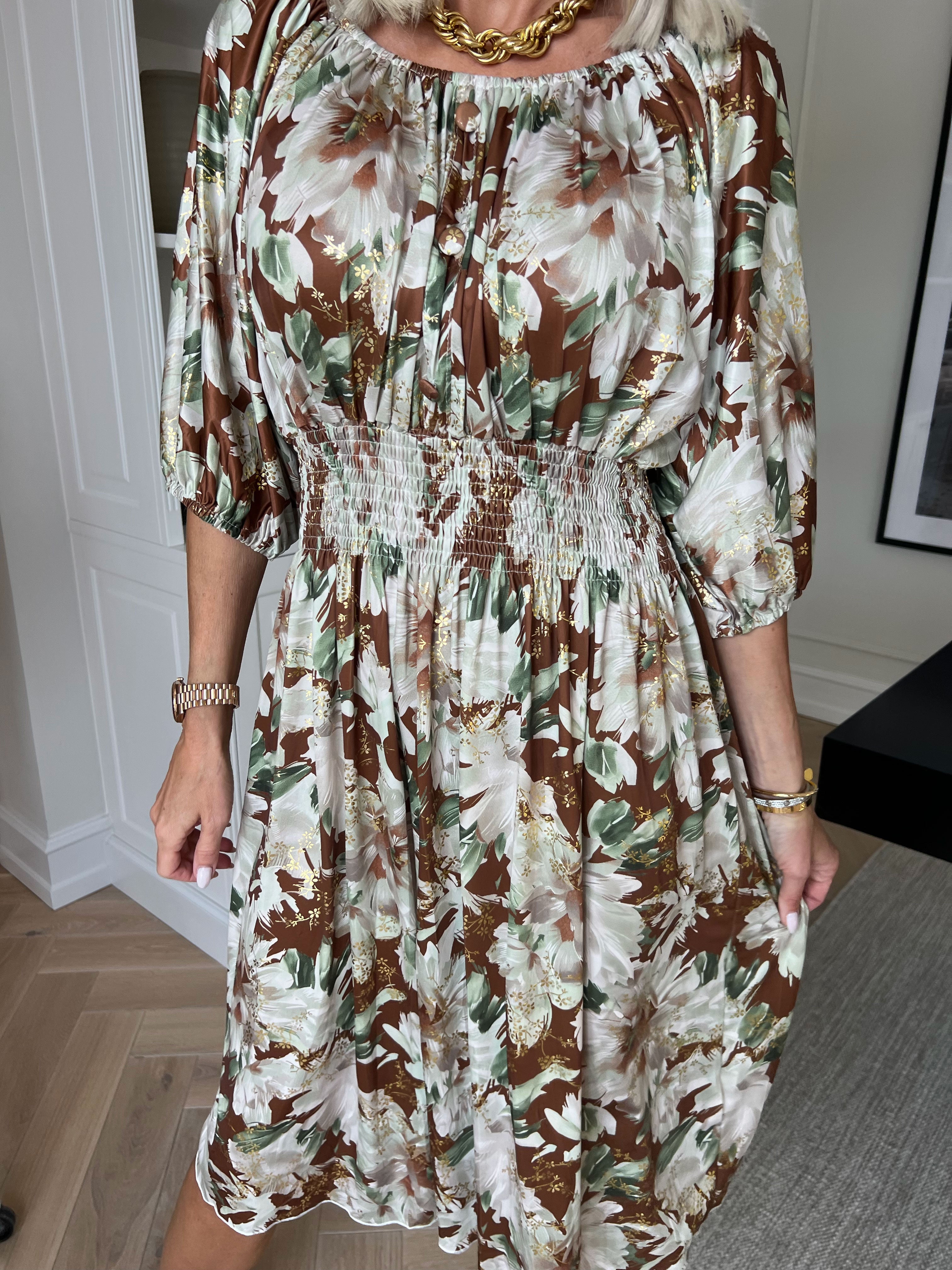 Cora Flower Midi - Elastisk blomstret kjole med guld print